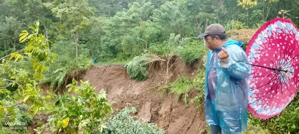 Kades pantau lokasi longsor