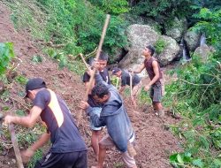 Longsor Wae Bantung tutup badan jalan