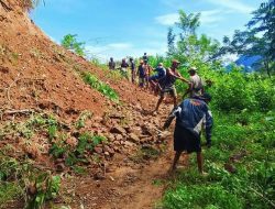 Gotong Royong gali manual Timbunan Tanah longsor Wae Laka