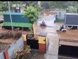 Hujan Deras Genangi Jalan Nasional Situbondo Banyuwangi dan Sekitarnya Di Desa Bangsring RT/ RW 03/03