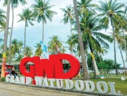 Bupati Dan Forkopimda Banyuwangi Lakukan Kegiatan Bersih Bersih Pantai Grand Watu Dodol 