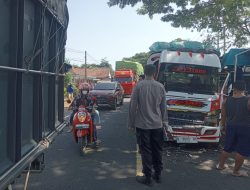 Kecelakaan Beruntun Kembali Terjadi,Di Jalan Raya Situbondo Desa Bangsring,Satu Orang Meninggal Dunia 