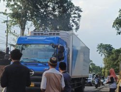 Pemdes Wongsorejo Bagikan 200 Takjil,Dan Nasi  Menjelang Buka Puasa Kepada Pengendara Motor 