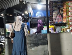 Berkah Idul Fitri, Penjual Nasi Goreng  “Bu Dewi “di  Alasbuluh Laris Terjual, Pembeli Antre Menuju Malam