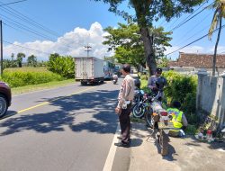 Anggota Polsek Wongsorejo Bantu Atasi Kemacetan, Amankan Arus Balik di Desa Bengkak