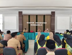 Camat Wongsorejo Muhammad  Mahfud Beri Insentif,Desa Paling Cepat Tuntaskan Pajak Dapat Reward