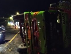Hindari Pejalan Kaki, Truk Fuso Muatan Jakarta- Mataram Terguling dan Menggantung di Jembatan Kramasan Wongsorejo